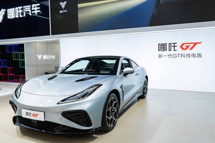 惠州225哪吒汽车在智能汽车领域的表现，领途汽车在新能源汽车市场中的影响力